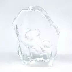 Bajo relieve KOOLA D\'ARQUES en cristal transparente con diseño elegante y acabado pulido.