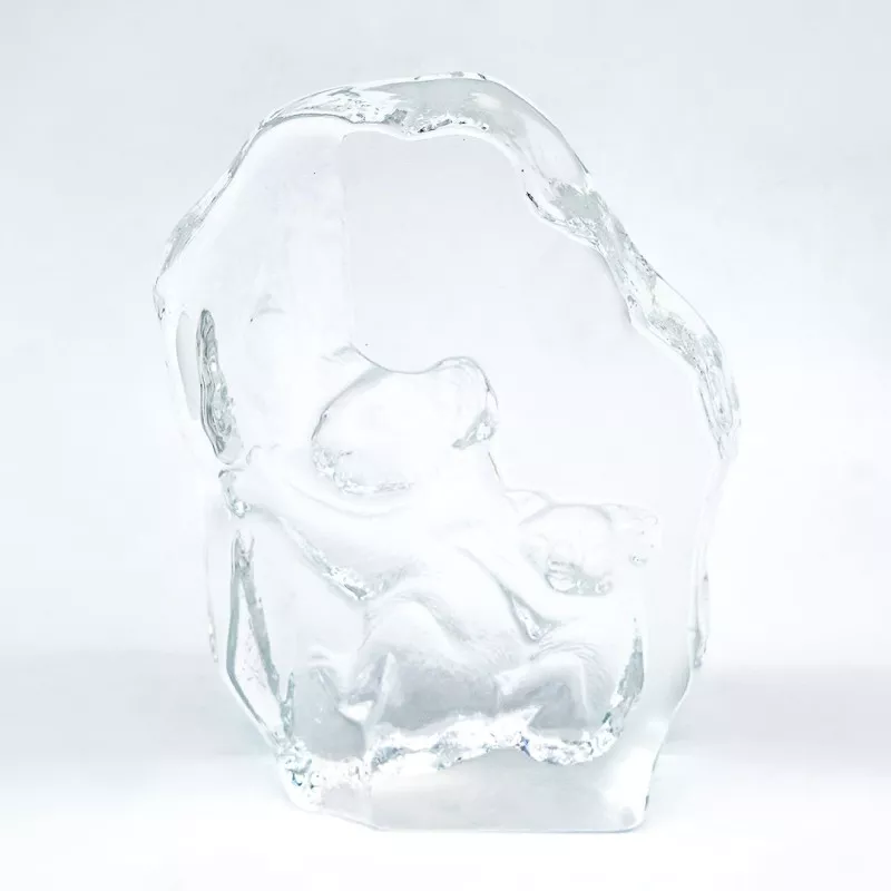 Bajo relieve KOOLA D\'ARQUES en cristal transparente con diseño elegante y acabado pulido.