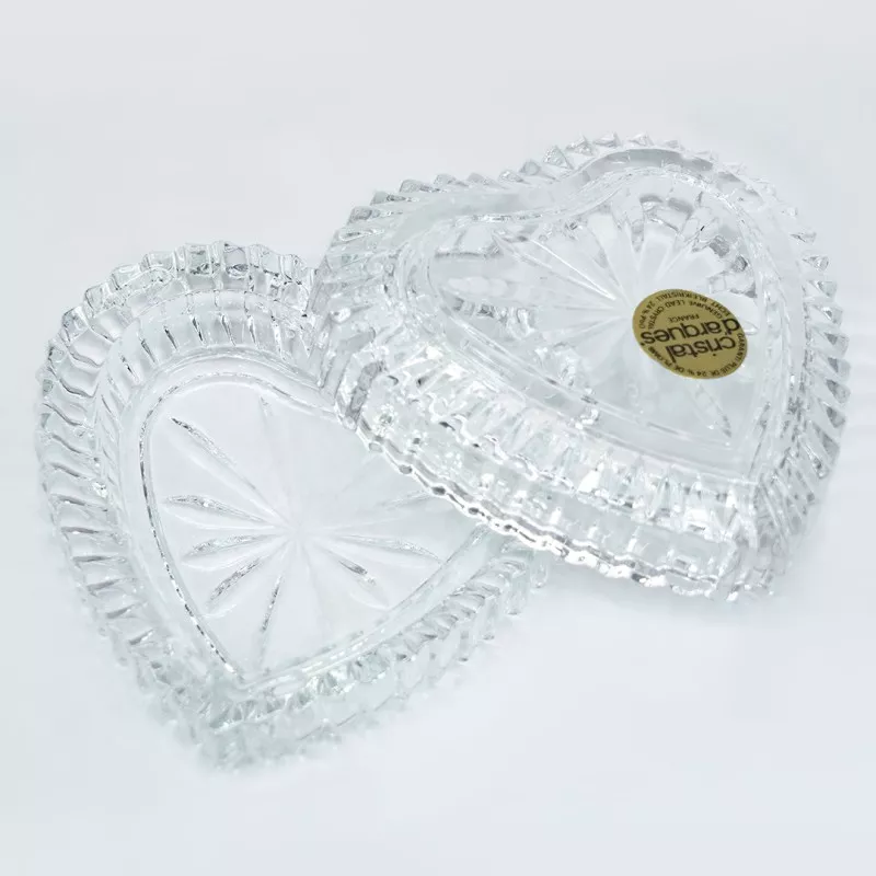 BOMBONERA COEUR D\'ARQUES de cristal transparente con diseño en forma de corazón y acabado tallado.