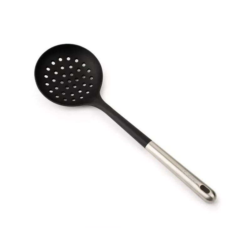 Espumadera Arcos 685500 de nylon negro con mango de acero inoxidable y diseño perforado para escurrir alimentos.