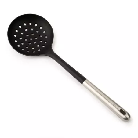 Espumadera Arcos 685500 de nylon negro con mango de acero inoxidable y diseño perforado para escurrir alimentos.