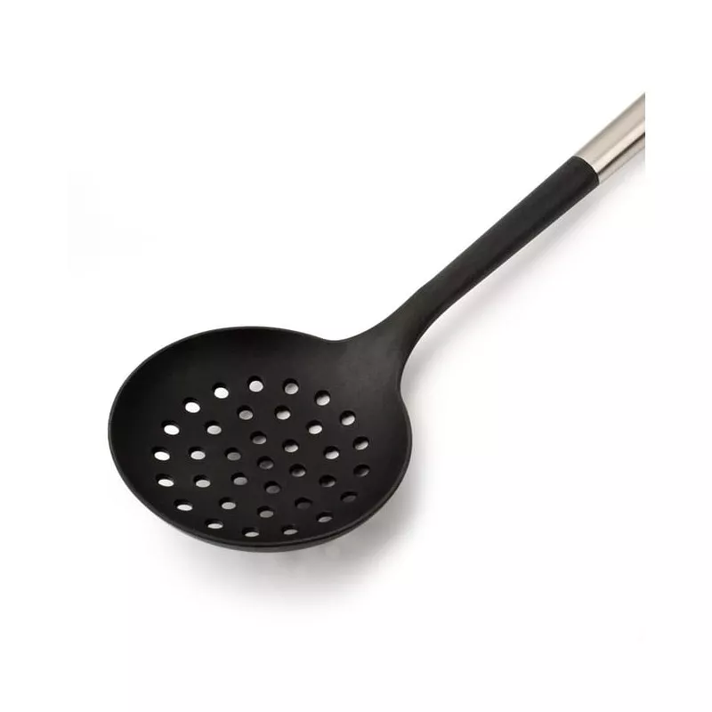 Espumadera Arcos 685500 de acero inoxidable con mango antideslizante y diseño perforado negro.