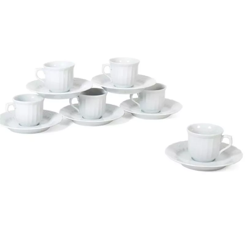 TAZA CAFE C/P SEVILLA R.O. de cerámica blanca, diseño clásico, incluye plato a juego y acabado brillante.