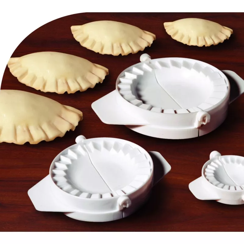 Set 4 moldes empanadillas Ibili 707700 plástico blanco con dos tamaños y diseño ergonómico para facilitar la preparación.