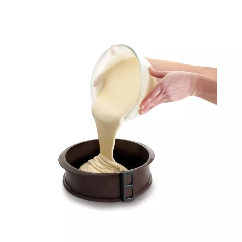 MOLDE DESM. SILICONA 25*7,5 CM 66775 LACOR flexible de color negro, ideal para desmoldar fácilmente pasteles.