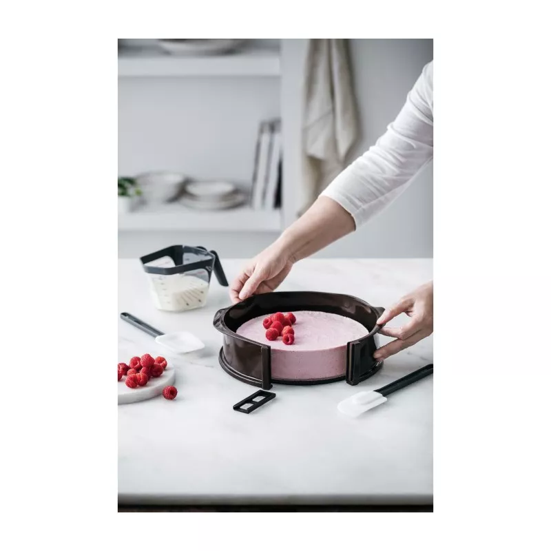 MOLDE DESM. SILICONA 25*7,5 CM 66775 LACOR molde flexible negro con bordes desmontables para postres y pasteles.