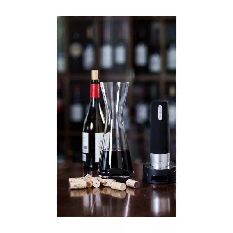 Sacacorchos eléctrico Lacor 63054 con base negra, diseño ergonómico y fácil manejo para abrir botellas de vino.