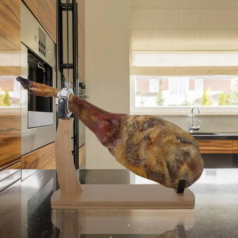 JAMONERO MADERA GIRATORIO TM HOME HOCU101 de madera clara con diseño funcional y acabado pulido para servir jamón.