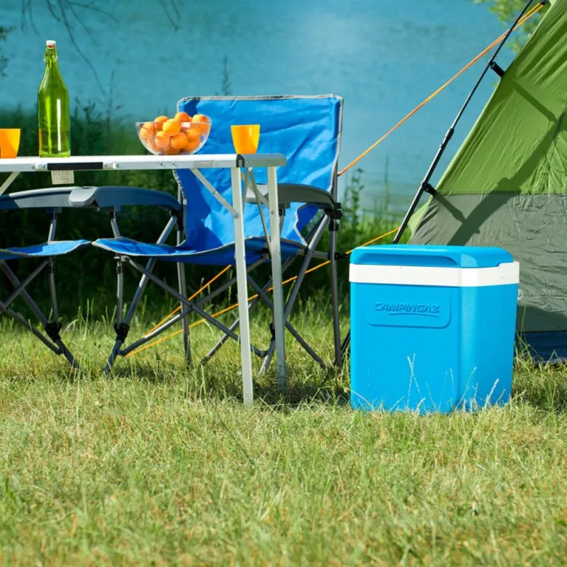 Nevera Coleman Icetime Plus 30 Cooler azul de polipropileno, diseño compacto ideal para camping y actividades al aire libre.