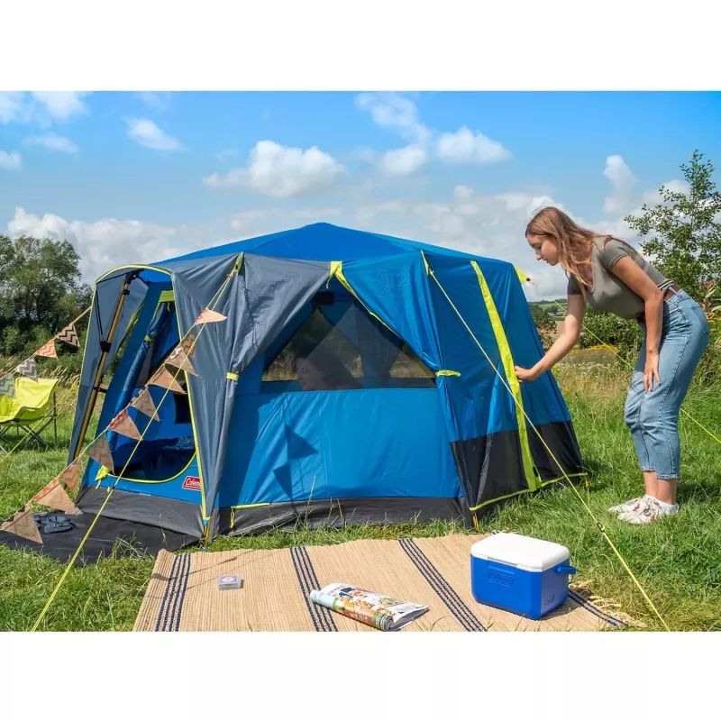 Nevera Coleman 5QT 2000036076 compacta azul con tapa ajustable ideal para camping y actividades al aire libre