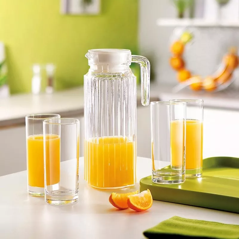 JARRA QUADRO T/BCA 1L de vidrio traslúcido, diseño con líneas verticales y tapa blanca, ideal para servir bebidas.