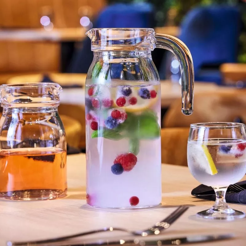 JARRA SPRING ARC 1.L. RFº Q3907 de cristal transparente con diseño elegante y asa ergonómica, ideal para bebidas.