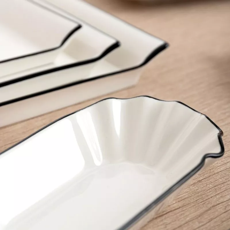 RABANERA 20*13 BLACK QUID GASTRO 5426037 de cerámica blanca con borde negro y diseño elegante para servir comidas.