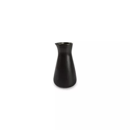 JARRA 46CL CERES NEGRA EA604631 de cerámica negra con acabado mate y diseño contemporáneo ideal para servir bebidas.