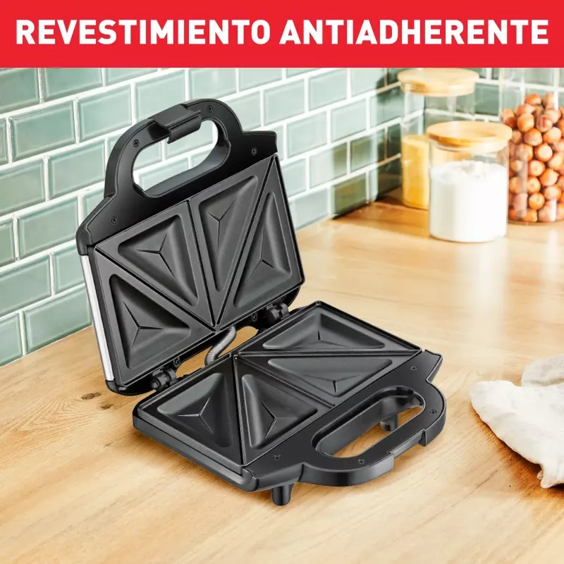 Sandwichera Tefal SM155212 Ultracompact 700 W color negro con revestimiento antiadherente y diseño compacto.