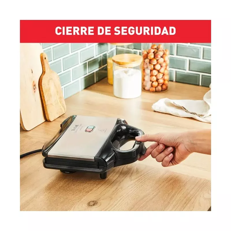 Sandwichera Tefal SM155212 Ultracompact 700 W en color negro con cierre de seguridad y diseño compacto.