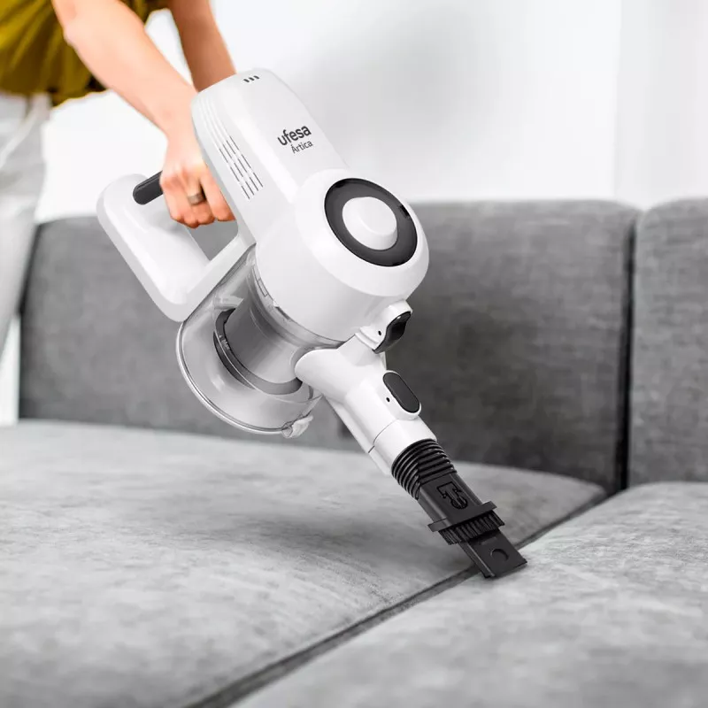 Aspirador escoba sin cable Ufesa Ártica 22,2 V blanco con diseño ergonómico y accesorio para tapicerías