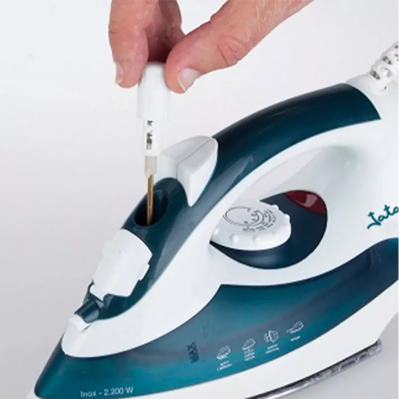 PLANCHA JATA PL120 2200 W con diseño ergonómico y acabado en azul y blanco ideal para el planchado eficiente.