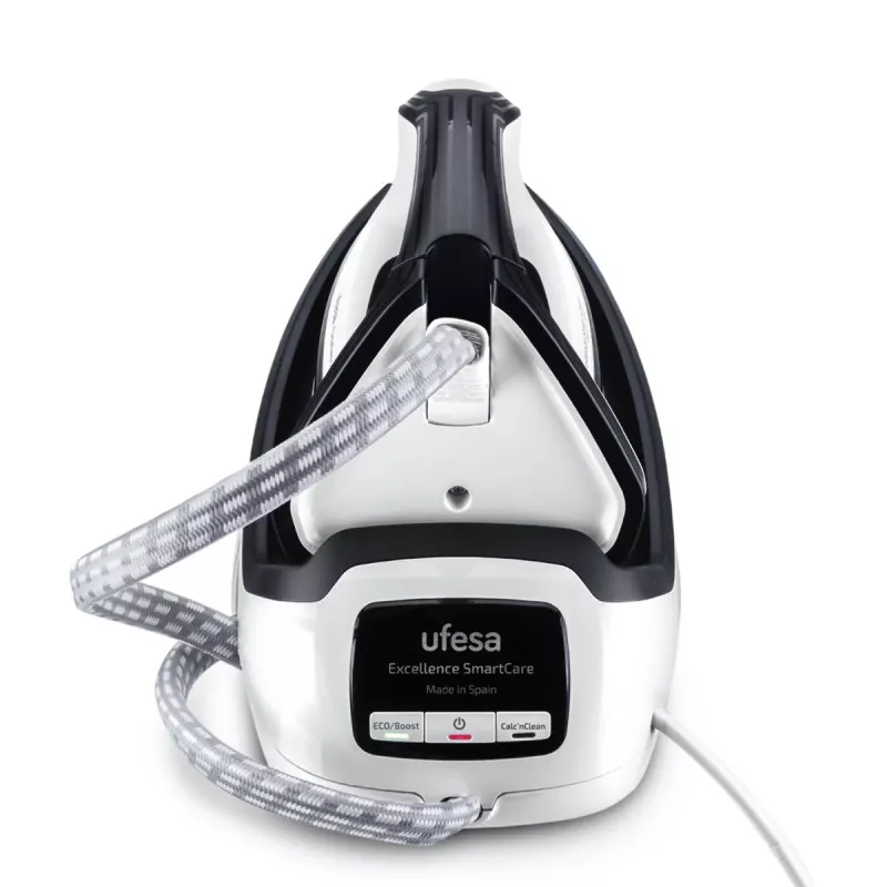 Centro Ufesa Excellence SmartCare 10 bar 2400W con diseño compacto y manguera de vapor resistente en color blanco y negro.