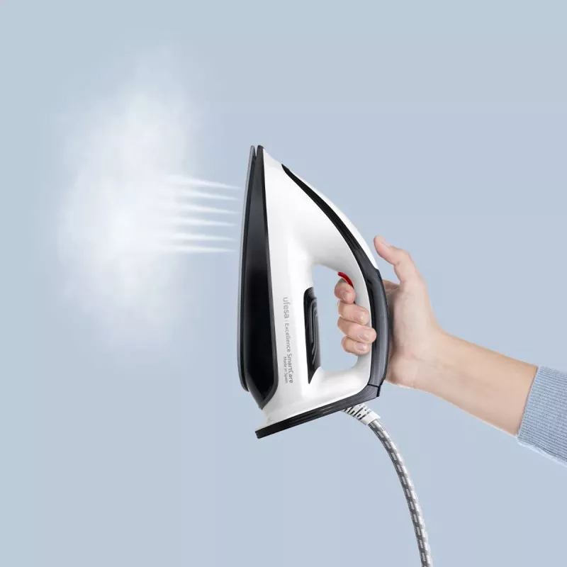 Centro Ufesa Excellence SmartCare 10 bar 2400W, plancha de vapor blanca y negra con mango ergonómico y acabado elegante.