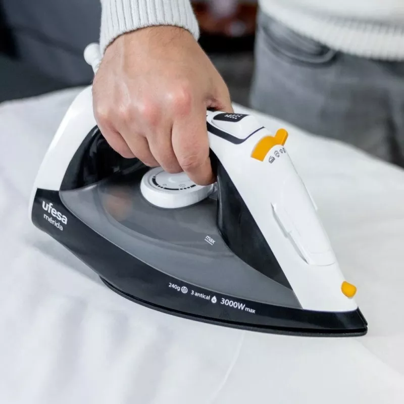 Plancha vapor Ufesa PV3650 Mérida 3000W blanca y negra, con tecnología de vapor vertical y suela antiadherente.