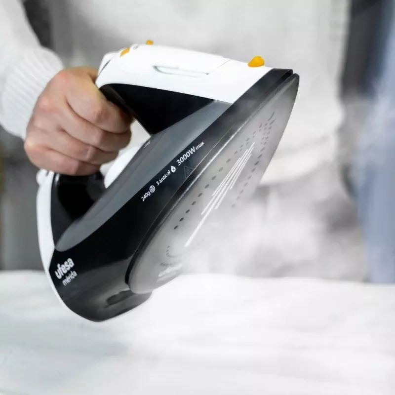 Plancha vapor Ufesa PV3650 Mérida 3000W portátil blanca y negra con función de vapor continuo y diseño ergonómico