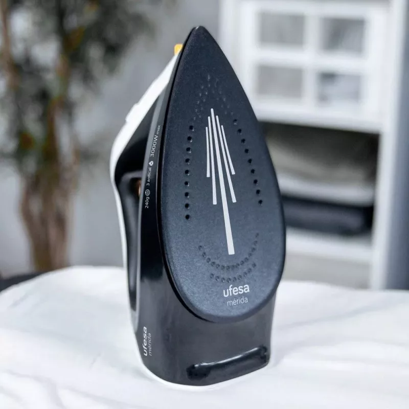 Plancha vapor Ufesa PV3650 Mérida 3000W negra con suela antiadherente y diseño ergonómico para mejor manejo.