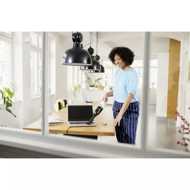 Aspirador de mano Kärcher VCH 2 (CVH 2) – batería 7,2 V, 70 W, compacto y ligero en color negro y diseño ergonómico.
