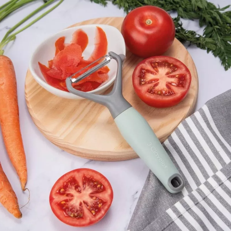 Pelador de tomate 3 Claveles 04648 dentado 16 cm con mango ergonómico y diseño en color gris y verde.