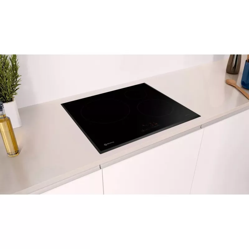 Placa de inducción Balay 3EB965LR 3 zonas 7400 W, diseño negro con superficie de vidrio y controles táctiles.