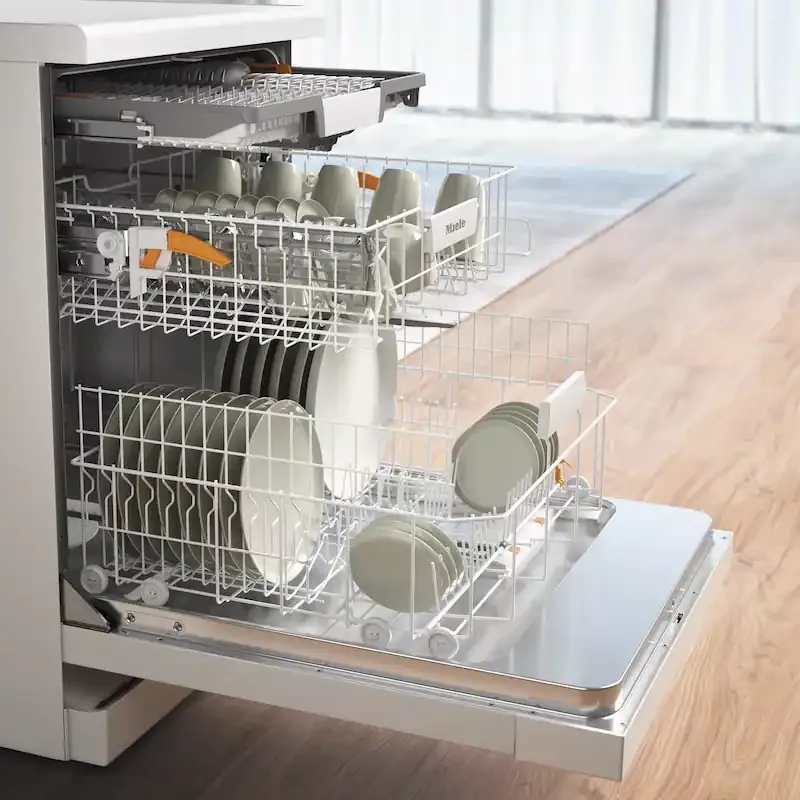 Lavavajillas Miele G 5410 SC 14 servicios clase B blanco con acabado elegante y cestillos organizadores para utensilios.