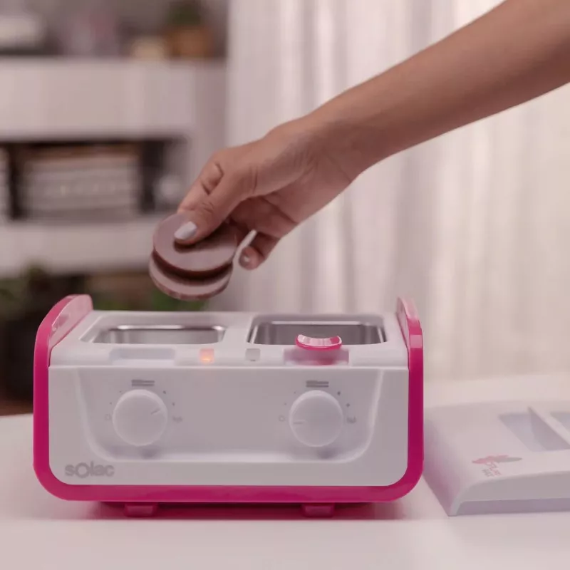 DEPILADORA SOLAC DC7502 CERA de diseño compacto en color blanco y rosa con dos compartimentos para cera y control de temperatura
