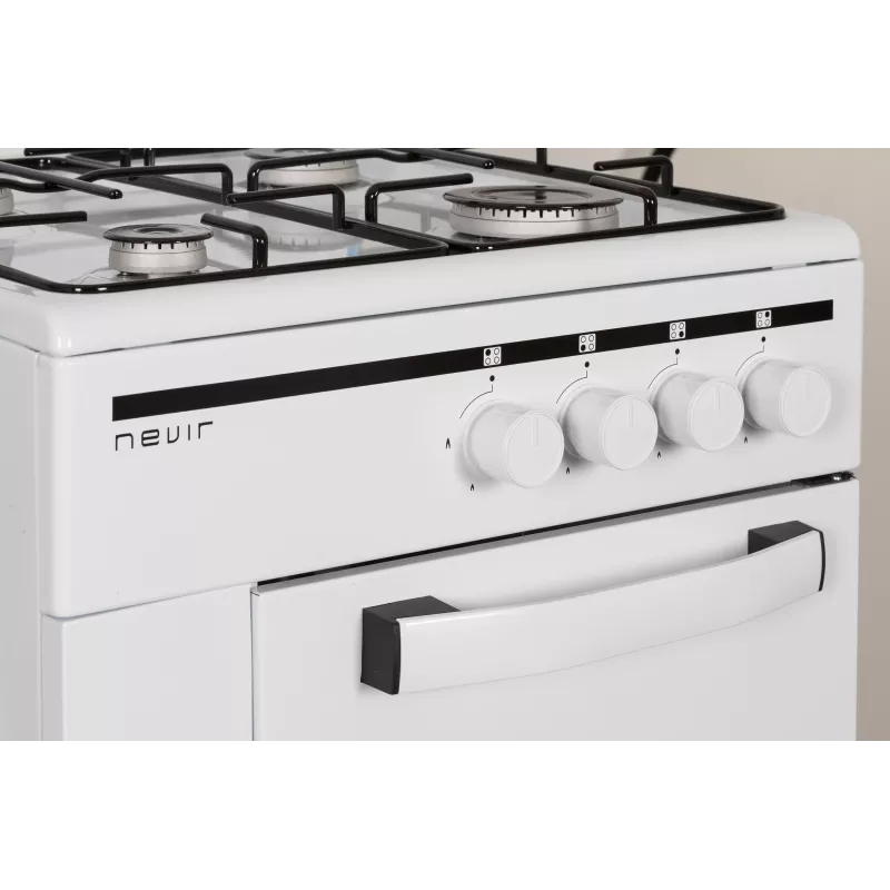 Cocina gas Nevir NVR-CB4P 4 fuegos blanca con portabombonas y controles delanteros para fácil acceso.