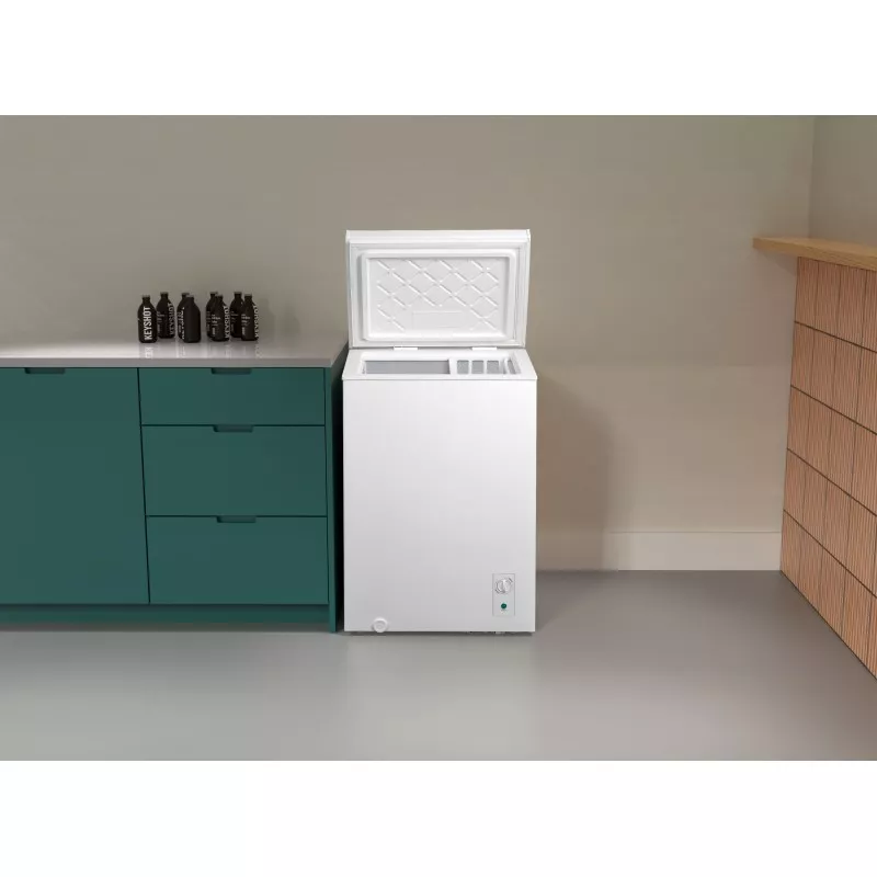 Congelador horizontal Edesa EZH-1011/C 99 L blanco con diseño compacto y tapa abatible ideal para almacenamiento.