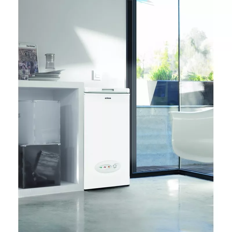 Congelador horizontal Edesa EZH-0611 59 L, color blanco, diseño compacto y moderno, ideal para espacios reducidos.