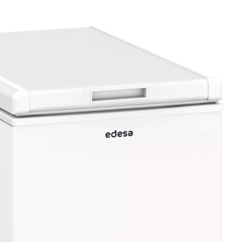 Congelador horizontal Edesa EZH-0611 59 L color blanco con tapa y diseño compacto para almacenamiento eficiente.