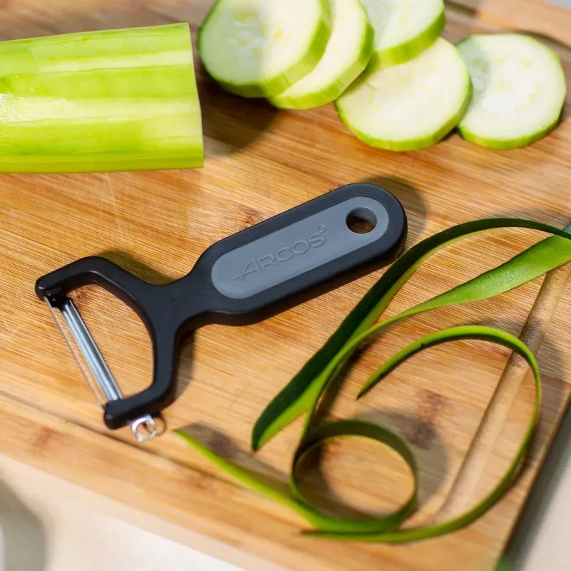 Pelador de cocina Arcos 607300 negro 132 mm con mango ergonómico y cuchilla de acero inoxidable para pelar verduras.